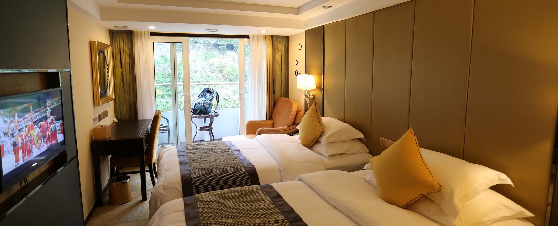 Luxury Cabin with Balcony, Yangtze River Cruise Tours